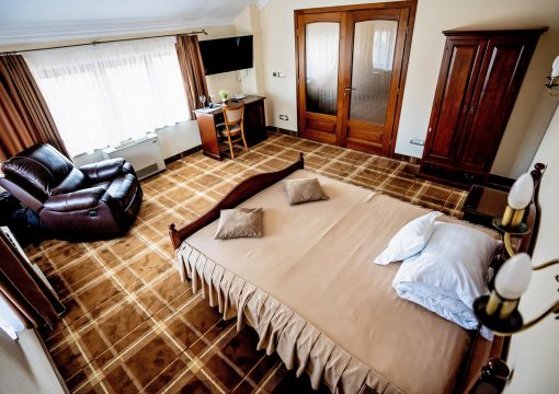 Apartament Preciosa: 1 dormitor cu pat matrimonial si leaving cu canapea extensibila